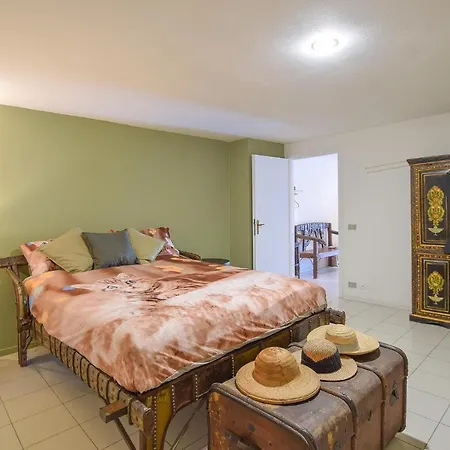 2 Bedroom Beautiful In Διαμέρισμα *